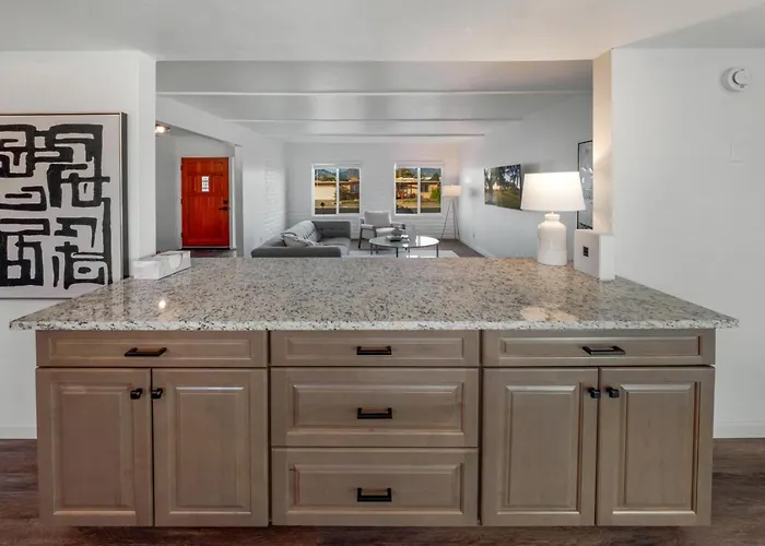 Pool, Davis Monthan Afb, 4 Bedroom 2 Ba, Renovated Holiday home *